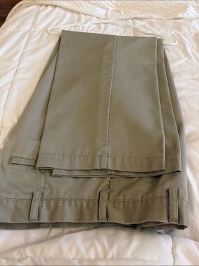 Izod Men's Khaki Chino Pants - Olive Green